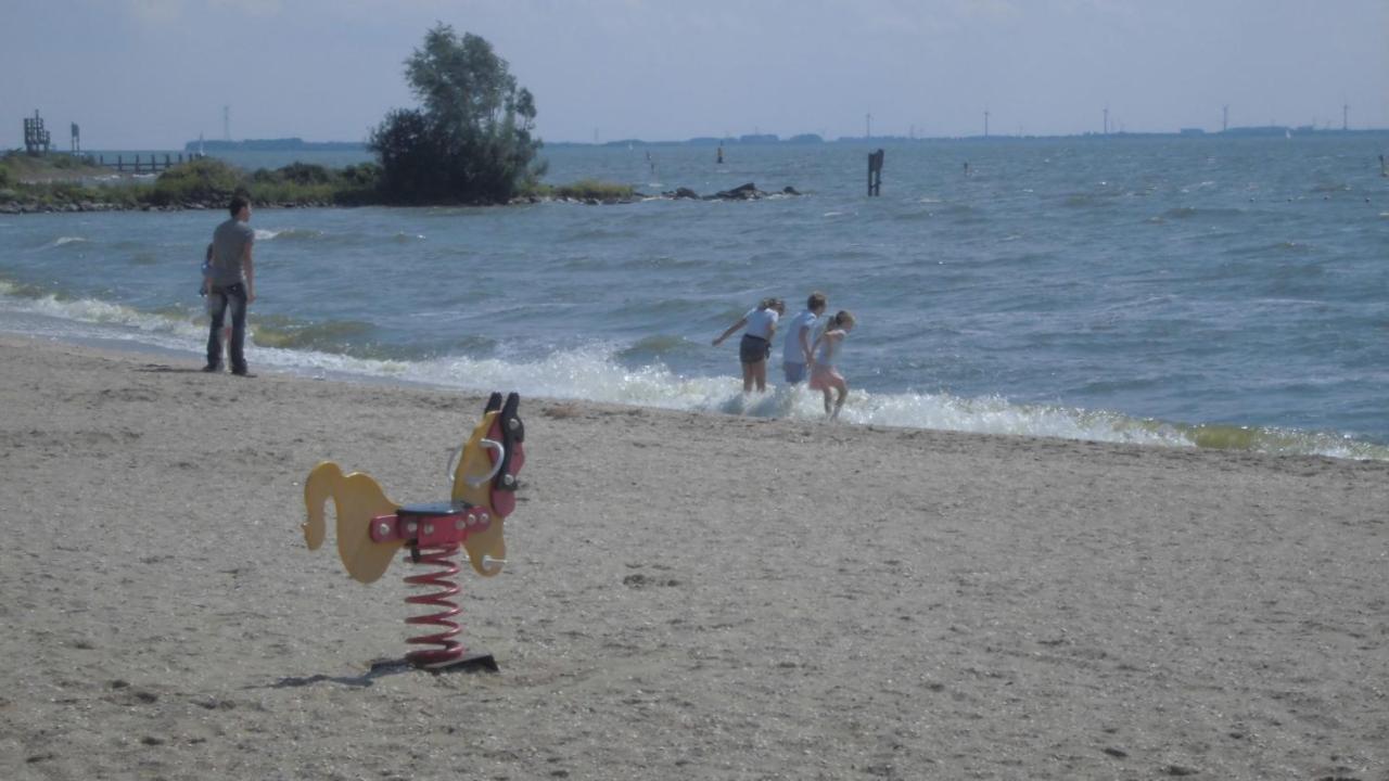 Vakantiepark 'T Urkerbos - Kabouterhuisje Εξωτερικό φωτογραφία